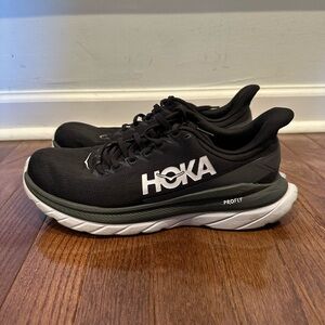 Hoka One One Mach 4 Men's size 9B Black and White Athletic Shoes
